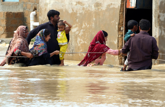 国际新闻丨洪灾过后，巴基斯坦人面临传染病和营养不良威胁